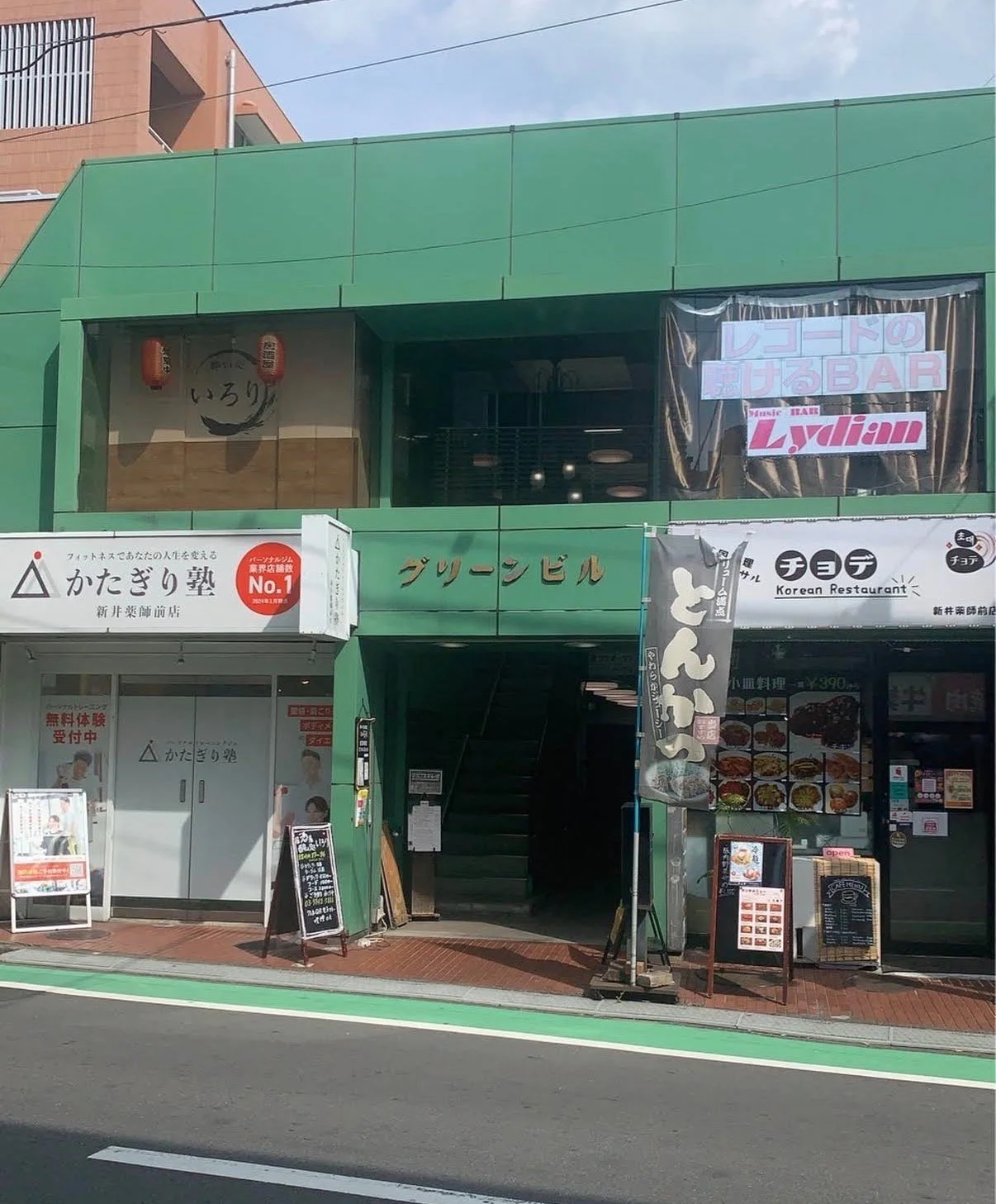 木のカウンター席とテーブル席を見渡す店内の広角風景