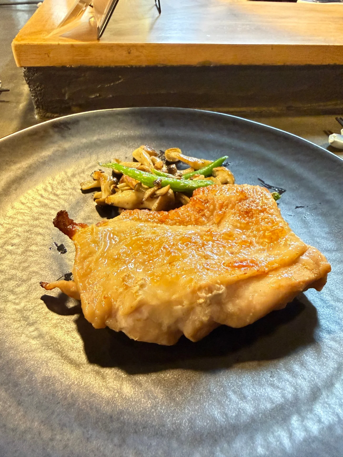 皮目を香ばしく焼いた鶏肉料理
