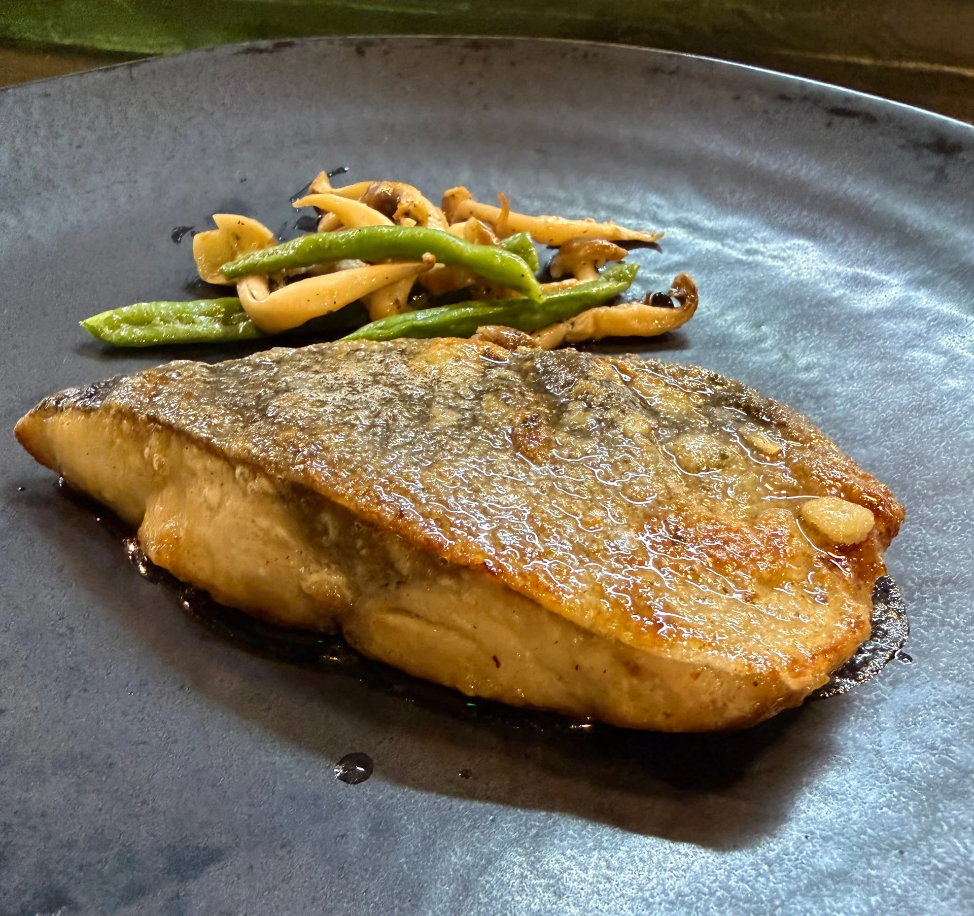 皮目を香ばしく焼いた魚料理